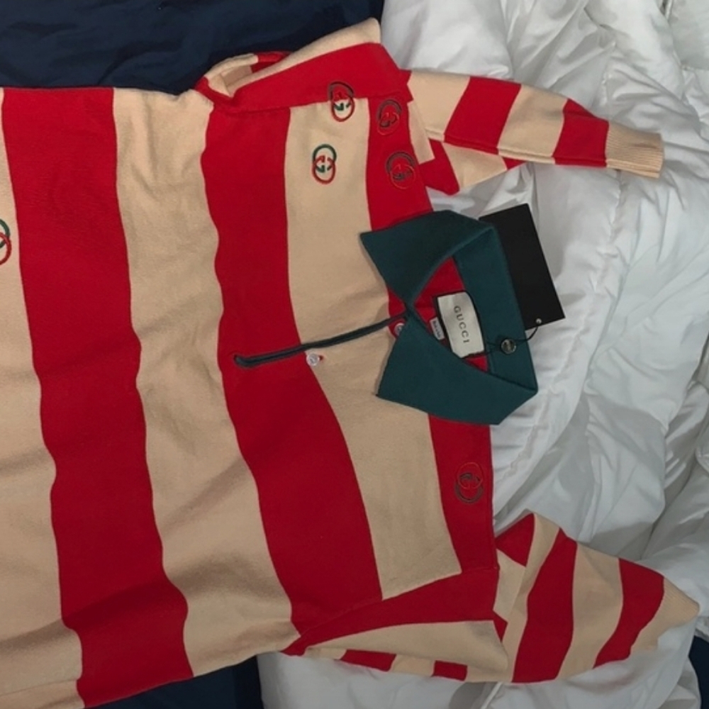 Sweater, never  worn it